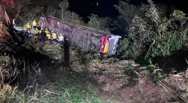 Ônibus com 67 pessoas capota em rodovia de SC e deixa três mortos e 15 feridos