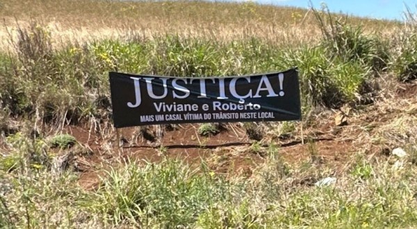 Família de casal morto em acidente na BR-163 coloca faixa pedindo justiça