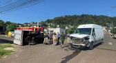 Caminhão tomba após colisão com van