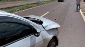 Carro cai em valeta após batida na BR 467 no Paraná