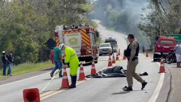 Homem morre após ser atingido por veículo ao atravessar a PR-483