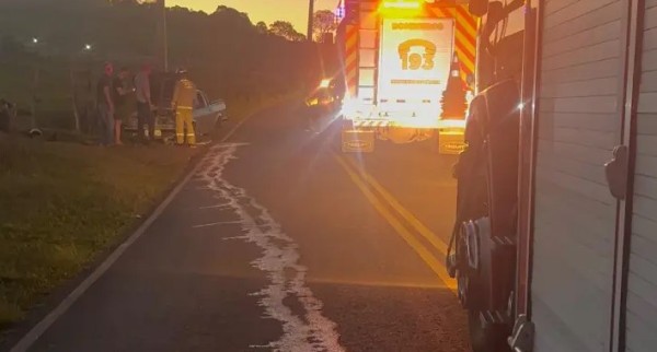 Bombeiros controlam incêndio em Saveiro em Francisco Beltrão