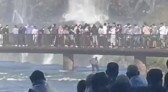 Turista se arrisca para recuperar celular nas Cataratas do Iguaçu