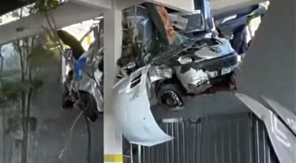 Carreta desanda após ficar sem freios e arrasta automóvel