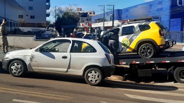 Viatura da Polícia Militar se envolve em colisão na Av. Luiz Antônio Faedo