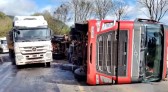 ​Caminhão tomba e interdita rodovia PR 180 entre Campo Erê e Marmeleiro