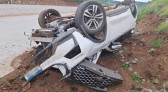 Motorista fica ferida após bater carro contra barranco e capotar no Oeste