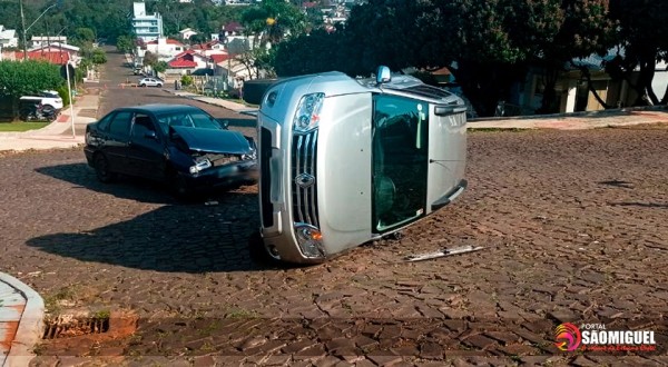 Camionete tomba em colisão no centro