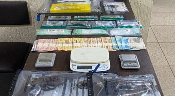 Homem é preso com drogas e armas