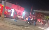 Casal sofre ferimentos em colisão entre motocicleta e carro; condutor fugiu do local