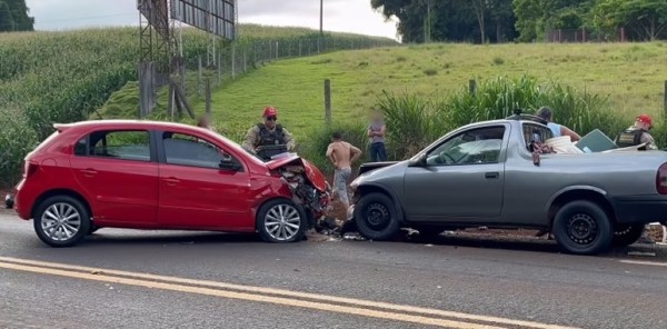 Acidente envolvendo três veículos deixa dois feridos na PR-281