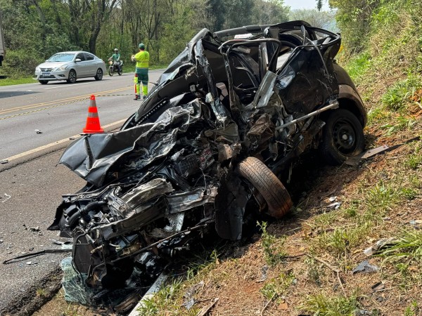 Perseguição policial acaba com suspeito morto após colisão frontal na 277