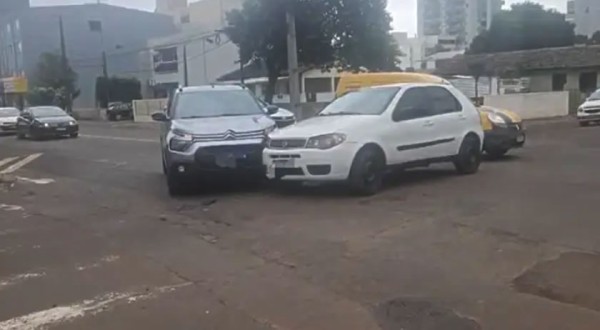 Dois veículos colidem em cruzamento de Francisco Beltrão