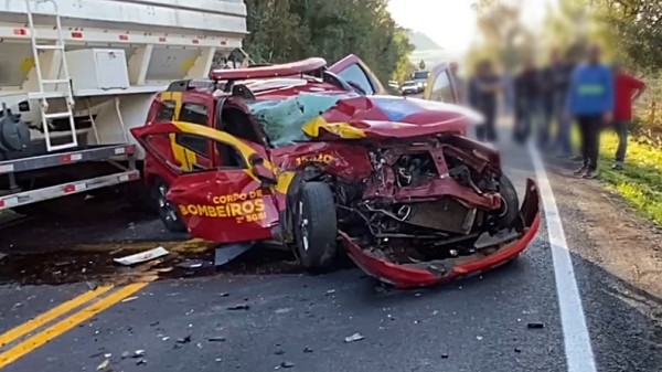 Grave acidente entre uma viatura do Corpo de Bombeiros e um caminhão deixa homem ferido