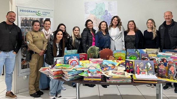 Programa Criança Feliz recebe livros para suas atividades