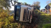 Tombamento de carreta é registrado na BR 163