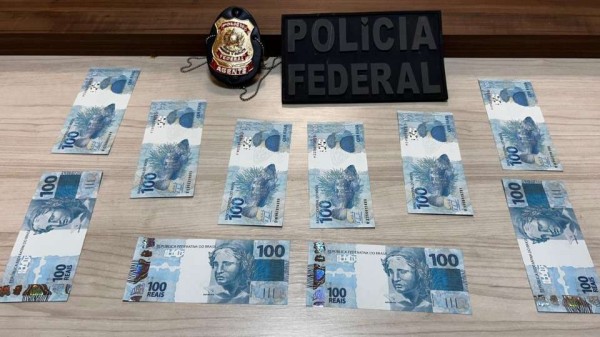 Três suspeitos são detidos ao receber encomenda com dinheiro falso pelos Correios