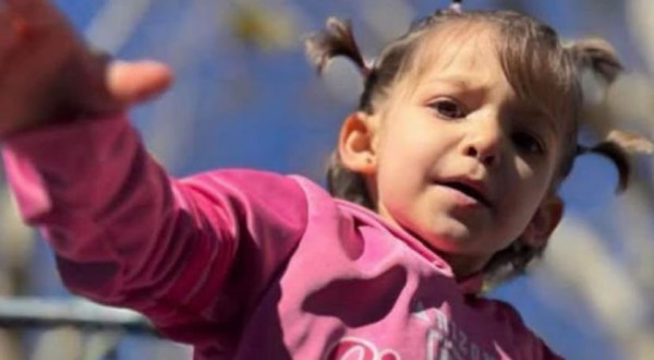 Menina vítima de golpe com inteligência artificial morre aos 3 anos