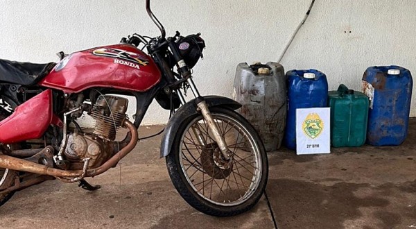 Polícia Militar apreende motocicleta e 140 litros de combustível descaminhado