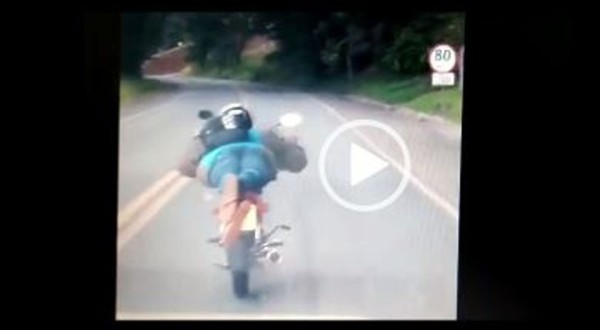 Motociclista ignora polícia após ser flagrado fazendo manobra ‘superman’ em SC
