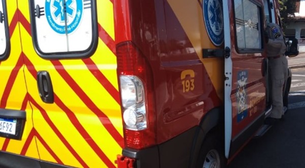 Homem fica ferido em colisão entre camionete e motocicleta