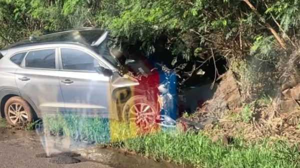 Mulher fica ferida em acidente que envolveu dois carros e caminhão na BR-163