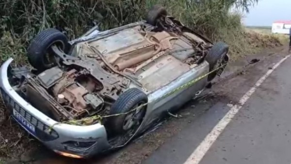 Carro carregado com cigarros contrabandeados é encontrado capotado na PR-562