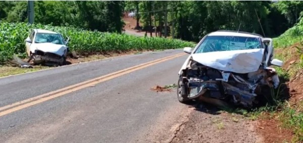 Colisão entre dois veículos deixa três pessoas feridas na PR-475