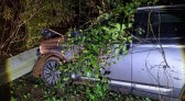 Mitsubishi Outlander derruba poste e interdita estrada rural