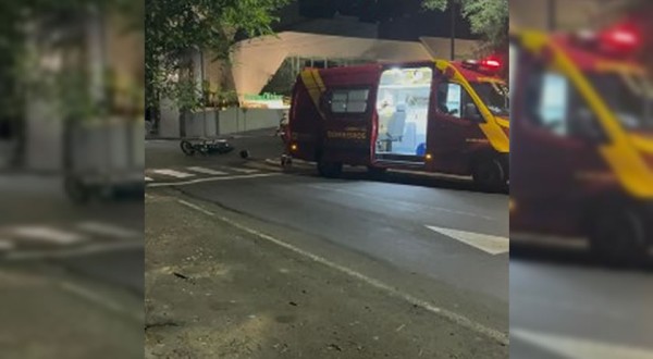 Motociclista fica ferido após colisão com caminhonete no centro