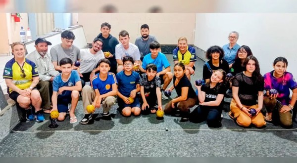 Crianças do projeto Sensibilizar em Francisco Beltrão  aprendem a jogar bocha