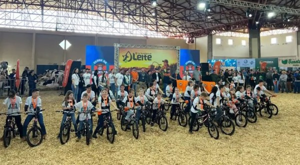 Clube da Bezerra incentiva crianças na atividade leiteira e premia os "Pequenos Produtores"