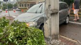 Carro é arremessado contra árvore após colisão no bairro Vila Nova