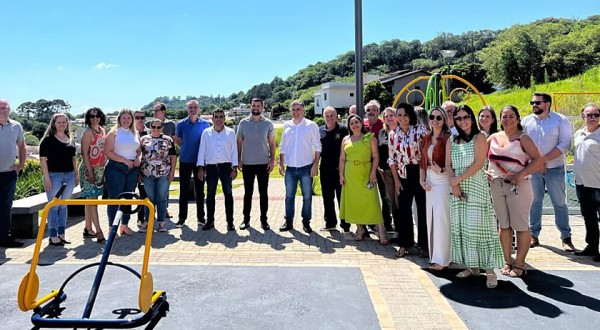 Prefeito Cleber Fontana inaugura três obras