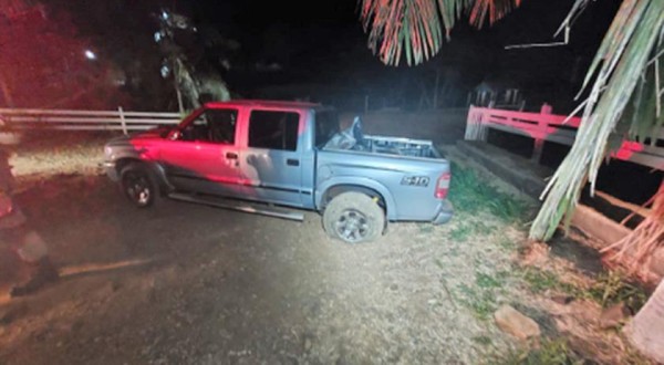 Homem foge de abordagem policial e invade propriedades, arrancando cercas e causando grandes prejuízos