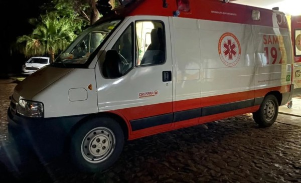 Acidente entre carro e moto deixa jovem ferido