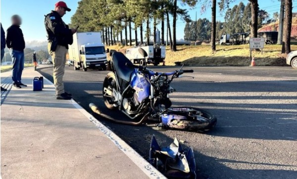 Jovem sofre fraturas em colisão entre carro e moto na PR-483