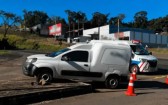 Fiorino sai da pista e fica presa em canteiro após motorista evitar colisão