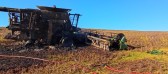 Colheitadeira pega fogo em propriedade no interior