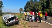 Homem morre e outro fica gravemente ferido após carro sair da pista