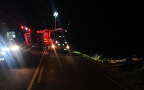 Motorista fica preso sob carro após capotamento na SC-305