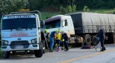 Colisão entre carreta e Uno deixa duas pessoas mortas na BR-163