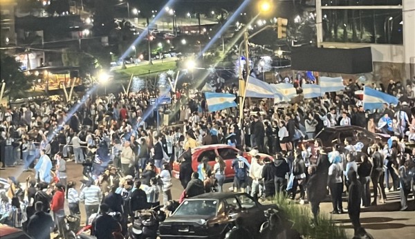 Policial argentino é esfaqueado durante confusão e suspeito foge para o Brasil