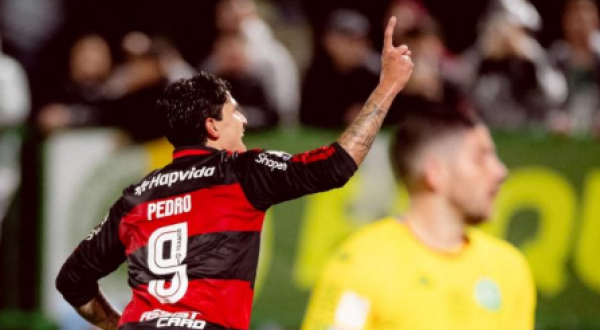 Flamengo goleia a Chapecoense fora de casa e encerra o primeiro turno na briga pela liderança