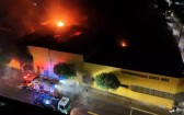Incêndio de grandes proporções destrói supermercado durante a madrugada