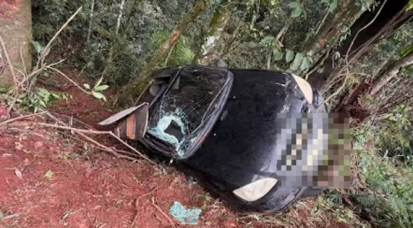 Carro capota na SC-283 e mobiliza bombeiros e Samu