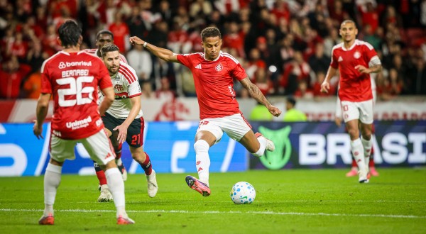 Flamengo empata com o Internacional no Beira-Rio e vê Palmeiras abrir vantagem na liderança
