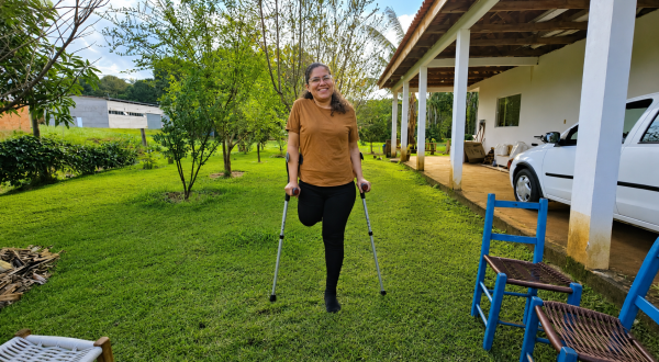 Mãe, esposa e guerreira: Vanessa luta para voltar a caminhar após amputação causada por câncer ósseo