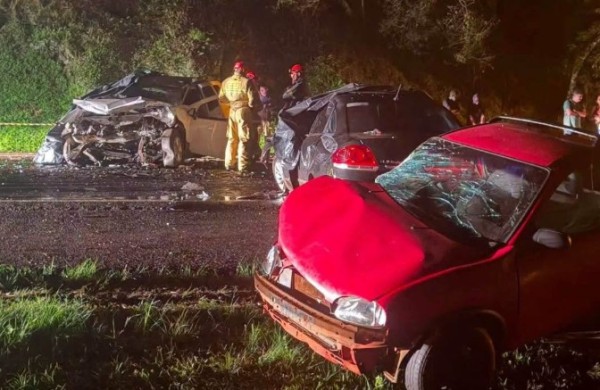 Duas pessoas morrem após acidente envolvendo seis veículos na BR-277