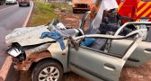 Mulher fica presa às ferragens após carro capotar e bater em caminhão na PR-566